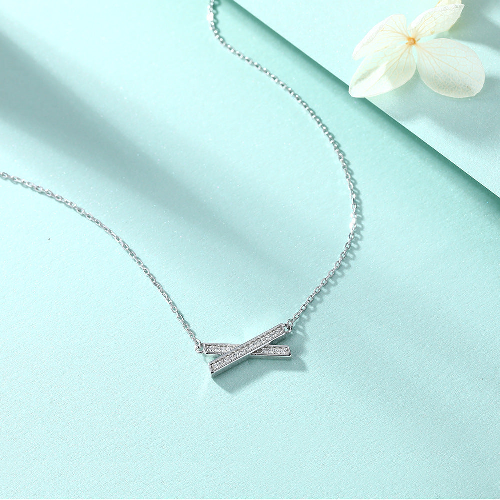 Damen Halskette mit modernem Kreuz-Design und funkelndem Zirkonia-Besatz Shop Nory