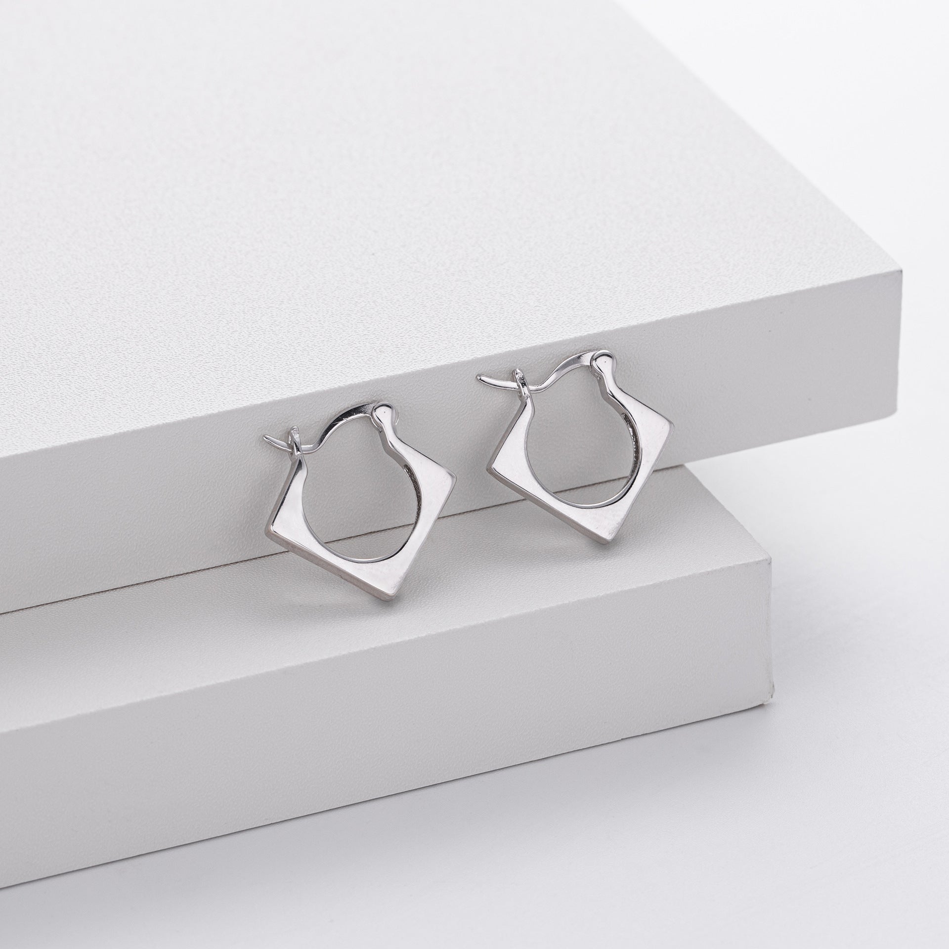 Damen Ohrhänger im modernen Diamantdesign aus hochwertigem 925 Sterling Silber Shop Nory