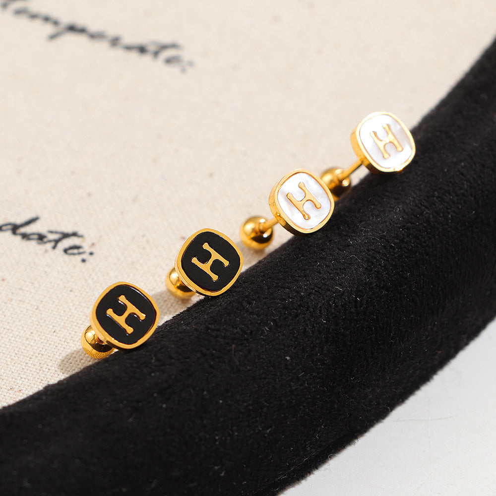 Damen elegante Ohrstecker mit stilvollem Logo-Design Shop Nory