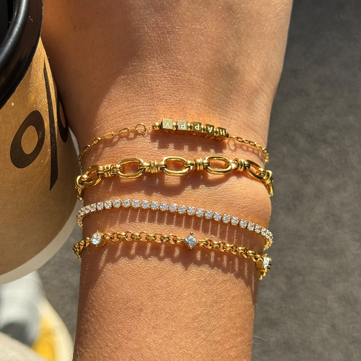 Damen Armband mit personalisierbarem "HAPPY" Anhänger aus hypoallergenem Edelstahl Shop Nory