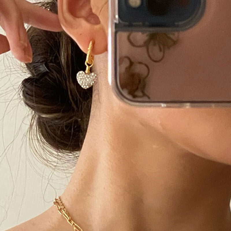 Damen Ohrringe mit glänzenden Herz-Anhängern Shop Nory