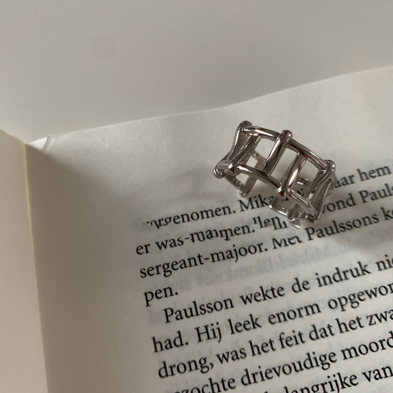 Damen Offener Ring mit minimalistischer sowie eleganter Krümmung und funkelndem Akzent Shop Nory