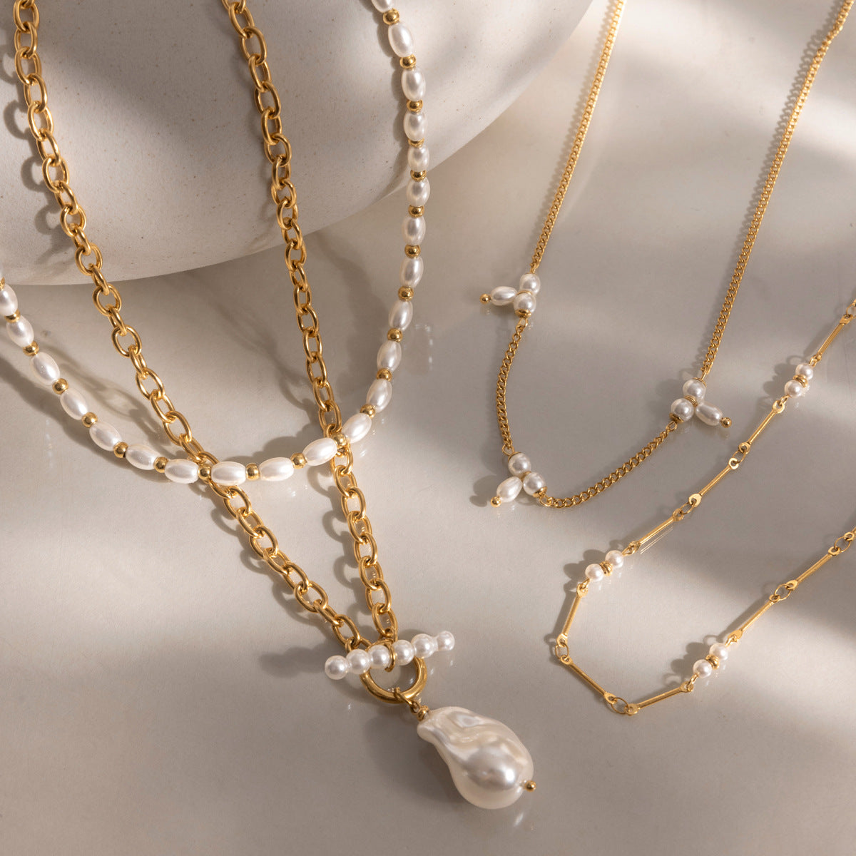 Damen Elegante und modische Halskette mit Perlen und goldfarbener Veredelung Shop Nory
