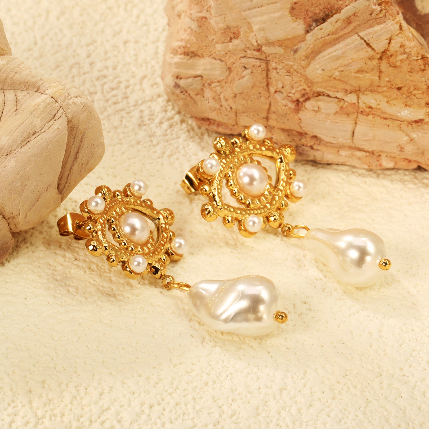Damen Ohrringe mit perlmutförmigem Anhänger und eleganten goldenen Details Shop Nory