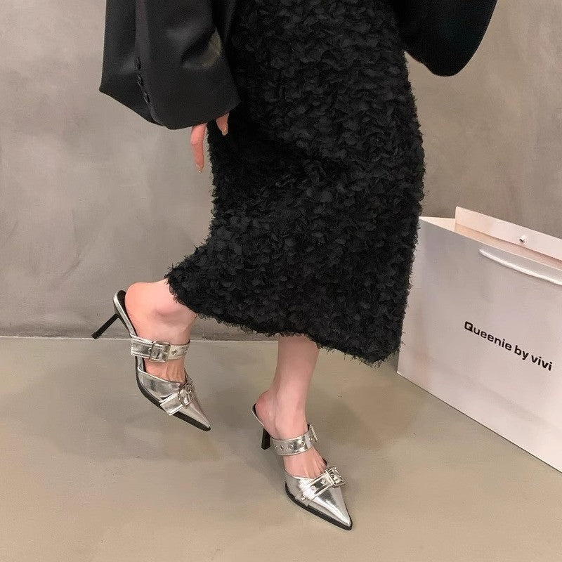 Damen Spitz zulaufende Mule‑Pantoletten mit doppeltem Schnallenriemen, Ösen‑Detail und niedrigem Kitten‑Absatz Shop Nory