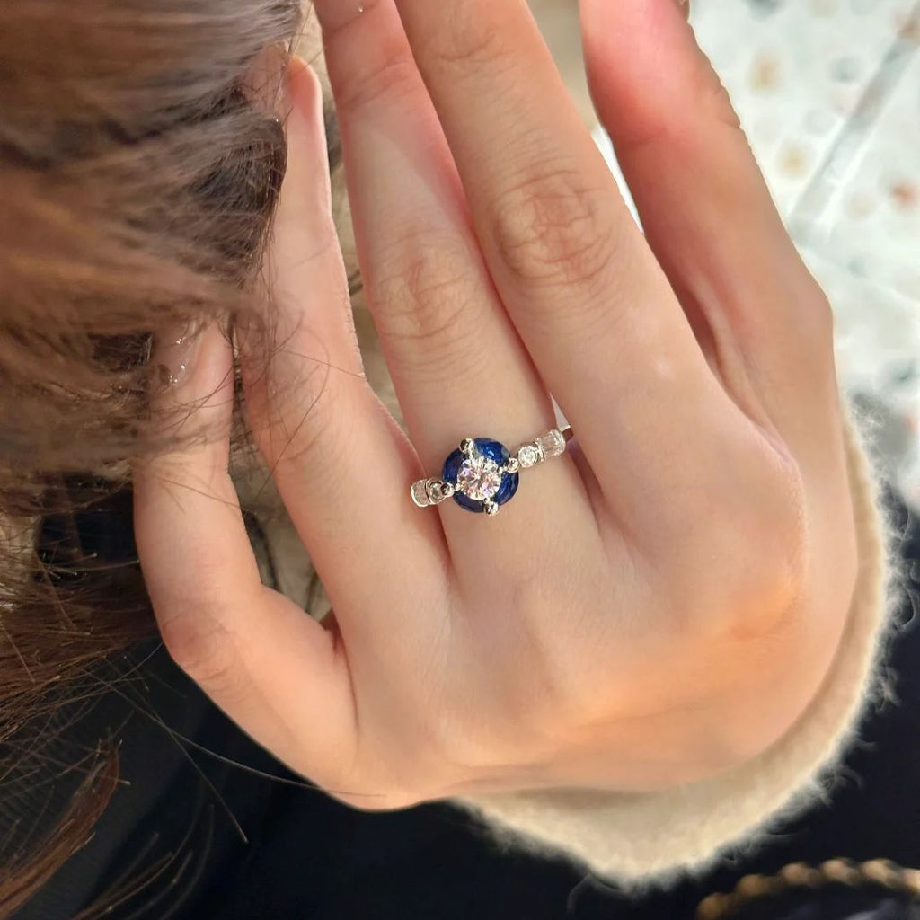 Damen Schmuckring mit floralem Design und funkelnden Zirkonia Shop Nory