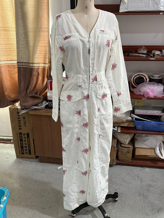 Damen Leichter langer Overall mit V-Ausschnitt, Reißverschluss, Spitzen-Einsätzen und floralem Print Shop Nory