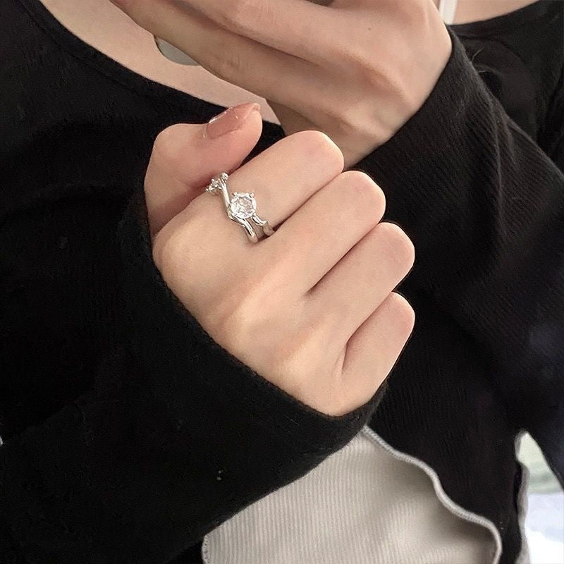 Damen kunstvoll gestalteter Ring mit glänzenden Zirkonia Shop Nory