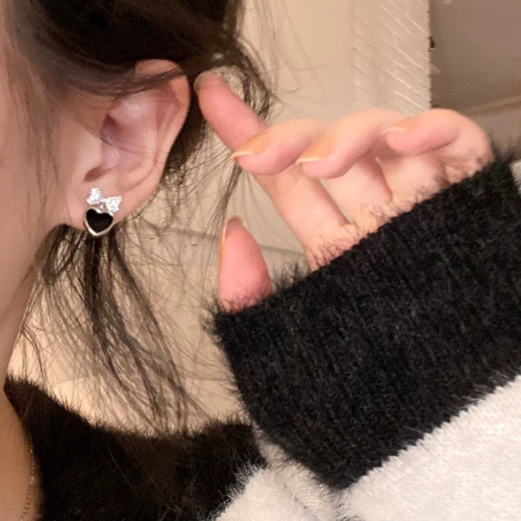 Damen Ohrstecker mit herzförmigem Design und funkelnden Akzenten Shop Nory