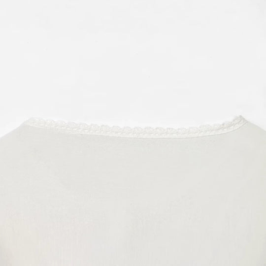 Damen Romantische Spitzenbluse mit Knopfleiste, Taillenbindeband und zarter Stickerei Shop Nory