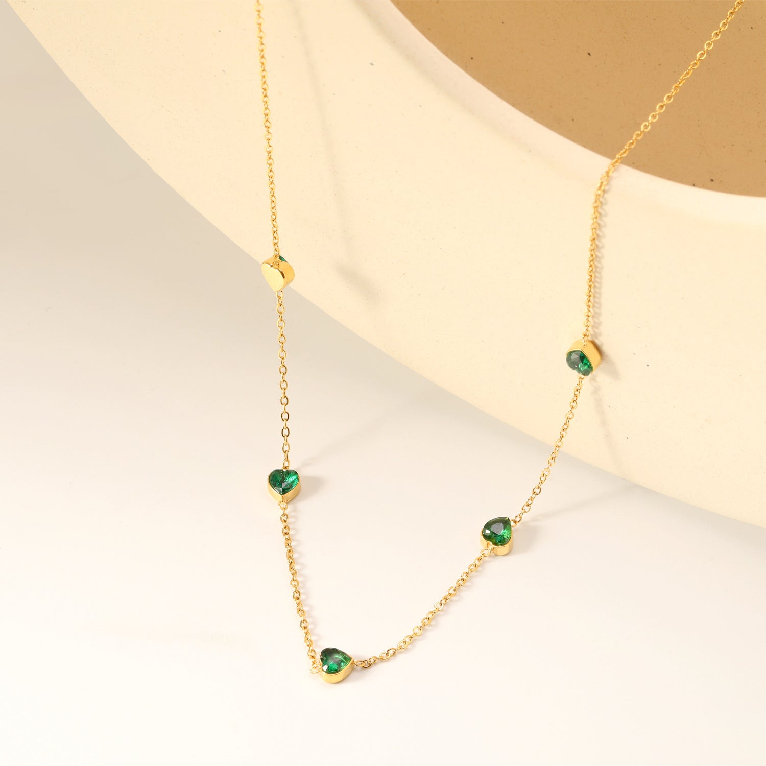 Damen Halskette mit funkelnden herzfömigen Akzenten und hochwertiger Goldbeschichtung Shop Nory