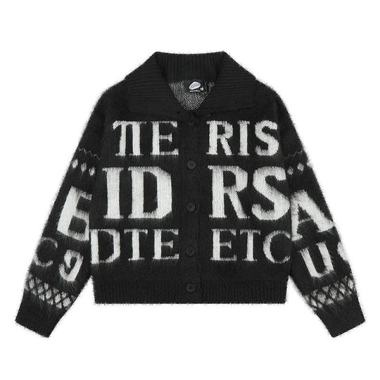 Damen Oversize Mohair-Strickjacke mit Knopfleiste, großem Reverskragen und typografischem Allover-Print Shop Nory