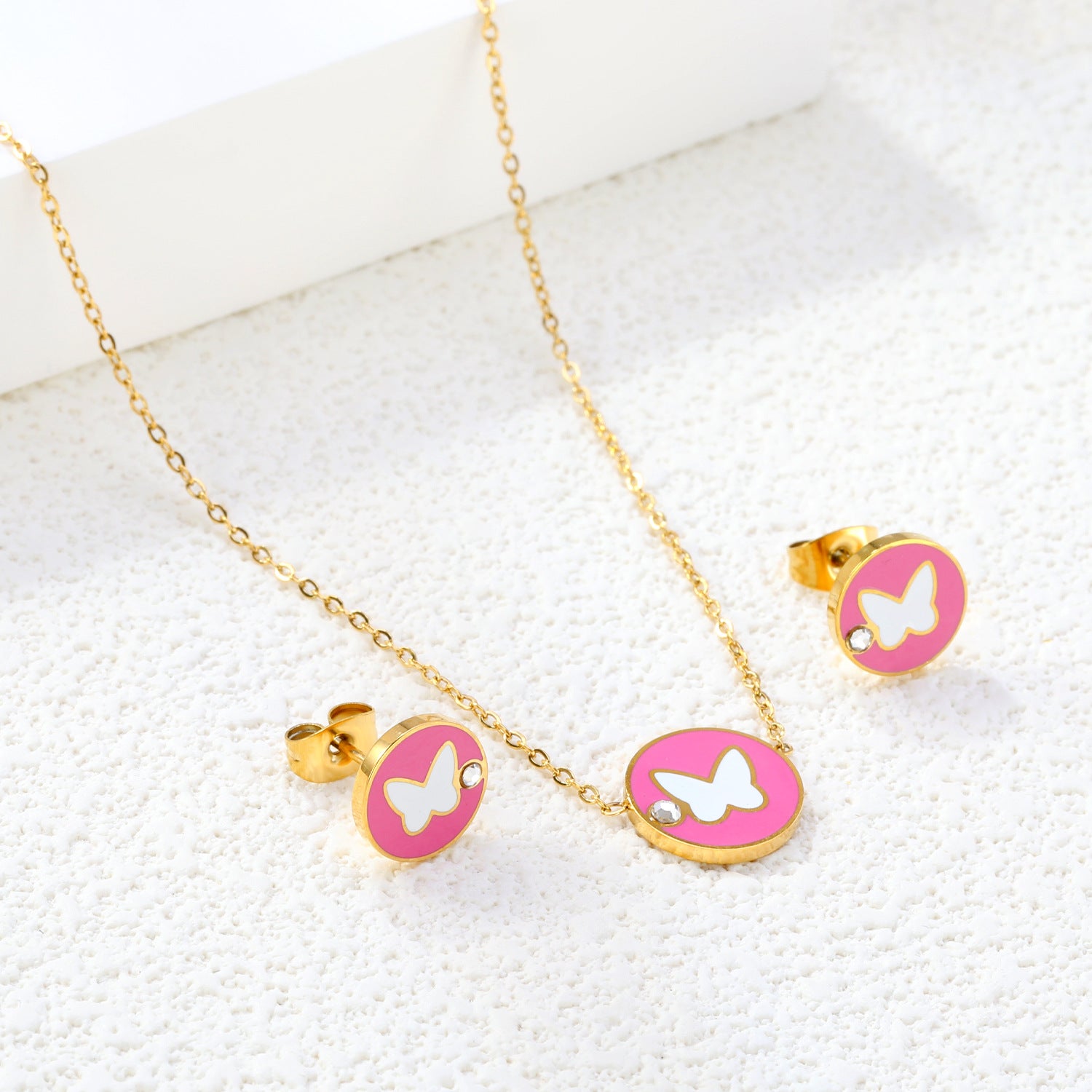 Damen Schmuckset mit Schmetterlingsanhänger und funkelnden Details Shop Nory