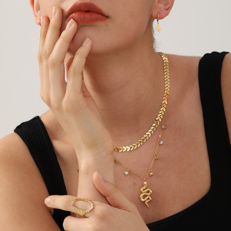 Damen Halskette mit schlangenförmigem Anhänger und goldplattierten Details Shop Nory