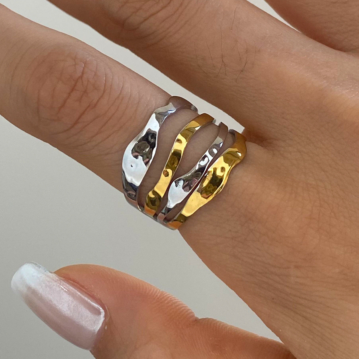 Damen Offenes Armreif mit elegantem Wellen-Design und hochwertigen Edelstahl-Akzenten Shop Nory