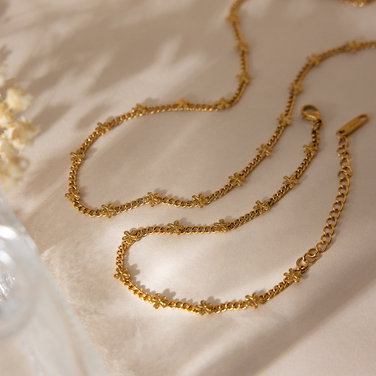 Damen Halskette mit eleganten Blumenanhängern und verstellbarem Edelstahlverschluss Shop Nory