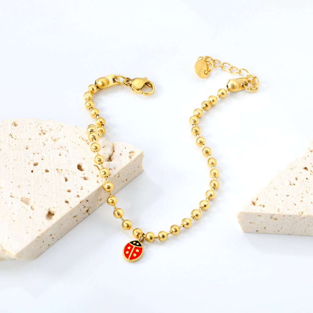 Damen Armband mit bezauberndem Marienkäfer-Anhänger und stilvollem Design Shop Nory