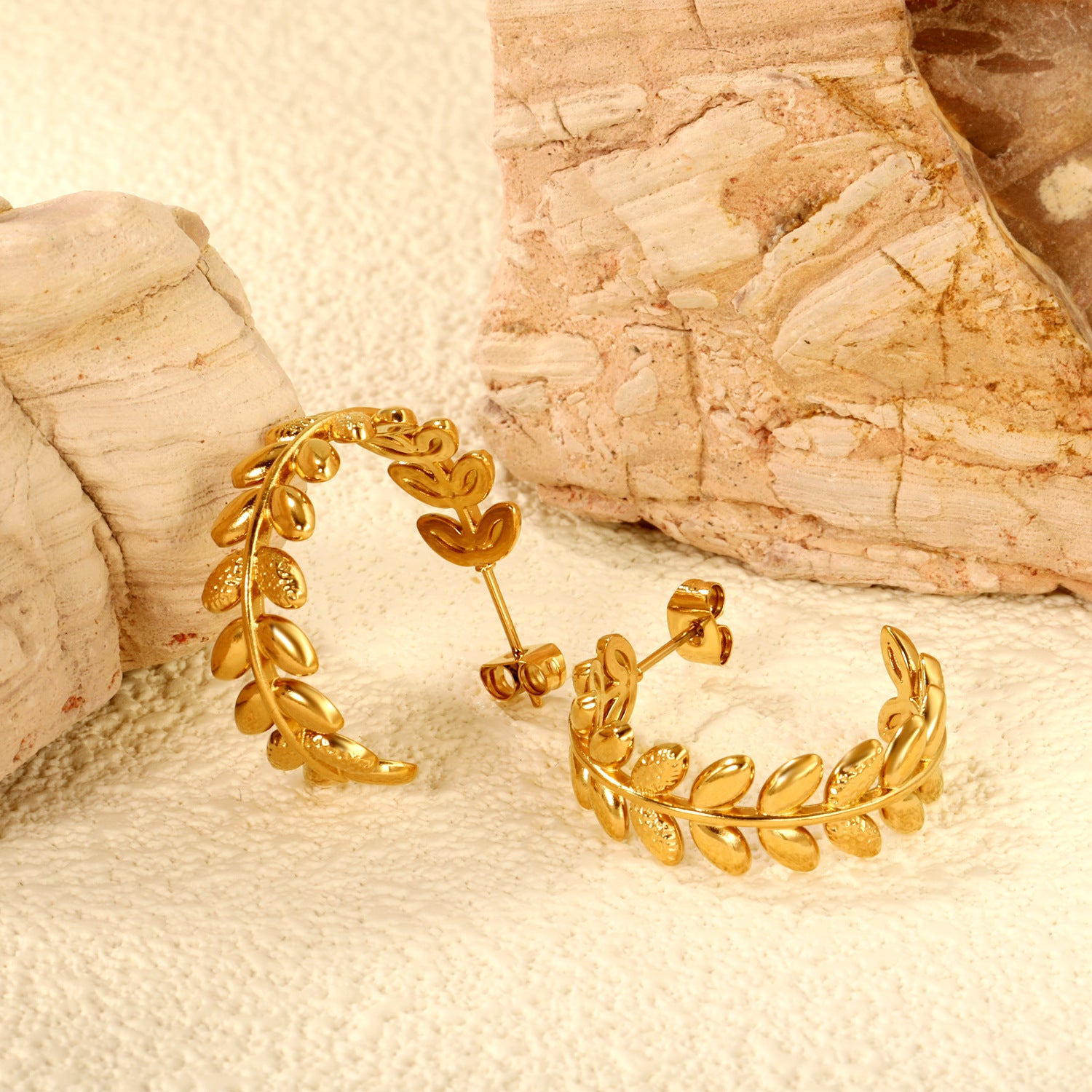 Damen Hängende Creolen mit kunstvollem Design und goldplattierter Oberfläche Shop Nory