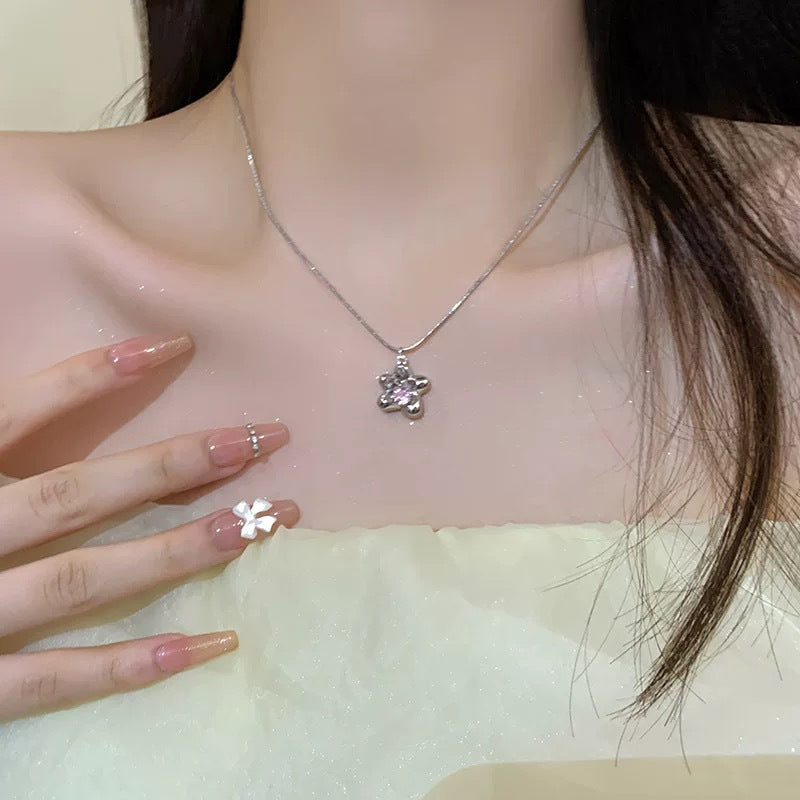 Damen Halskette mit floralem Anhänger und funkelndem Kristall Shop Nory