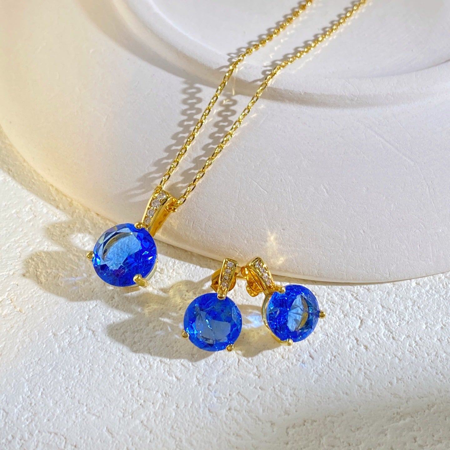 Rund facettiertes Zirkonia-Pendeln Necklace und Ohrstecker-Set mit vergoldeter Krappenfassung und Pavé-Bail