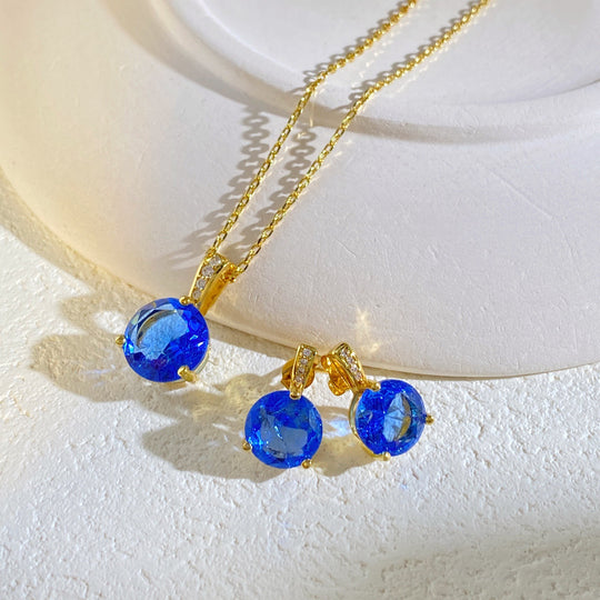 Rund facettiertes Zirkonia-Pendeln Necklace und Ohrstecker-Set mit vergoldeter Krappenfassung und Pavé-Bail