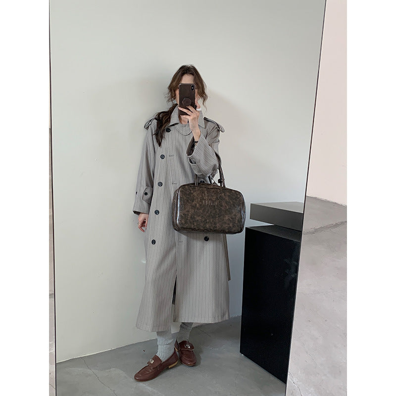 Damen Nadelstreifen-Trench mit kastiger Silhouette, Schulterpatten und verdecktem Bindegürtel Shop Nory