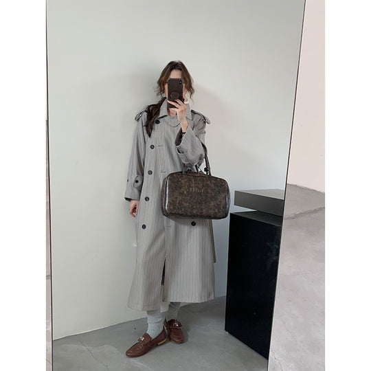 Damen Nadelstreifen-Trench mit kastiger Silhouette, Schulterpatten und verdecktem Bindegürtel Shop Nory