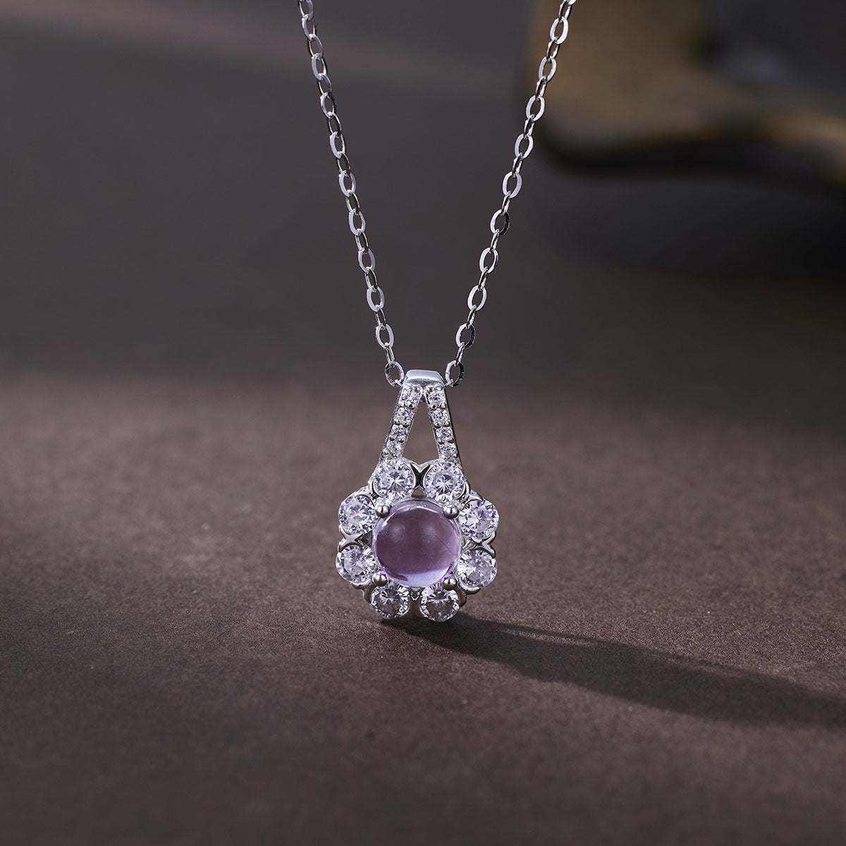 Damen elegante Halskette mit floralem Anhänger aus hochwertigem Amethyst und Zirkonia-Verzierungen Shop Nory