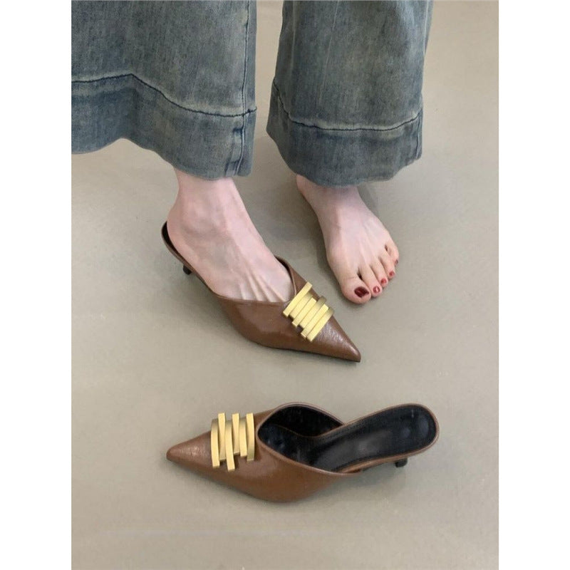 Damen Spitz zulaufende Lederoptik-Mules mit skulpturiertem Kitten‑Heel und goldener Wellenapplikation Shop Nory