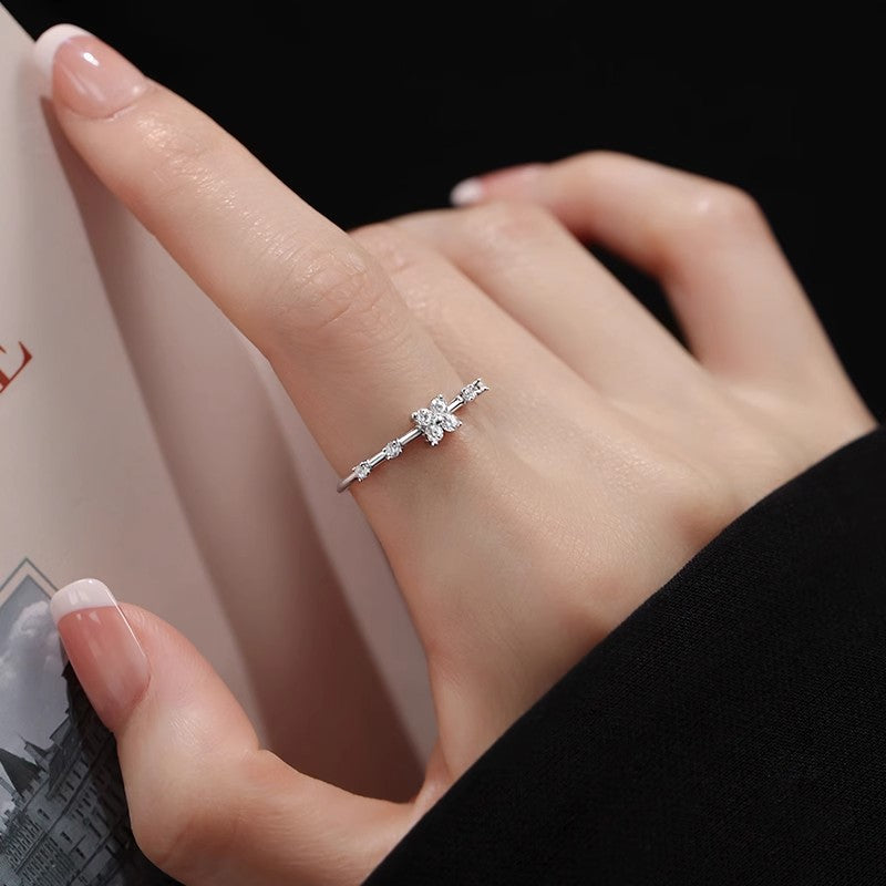 Damen filigraner Ring mit floralen Akzenten und funkelnden Zirkonia Shop Nory