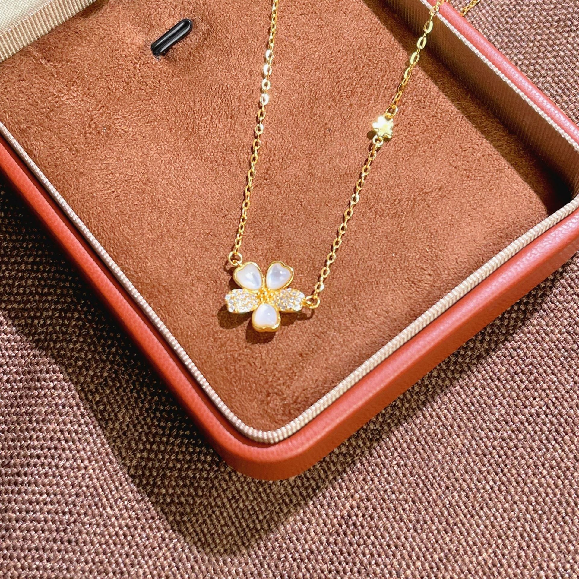 Damen Halskette mit floralen Zirkonia-Details Shop Nory