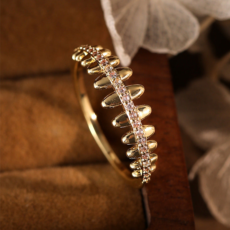 Damen eleganter Ring im trendigen Blattdesign mit funkelnden Kristallen Shop Nory