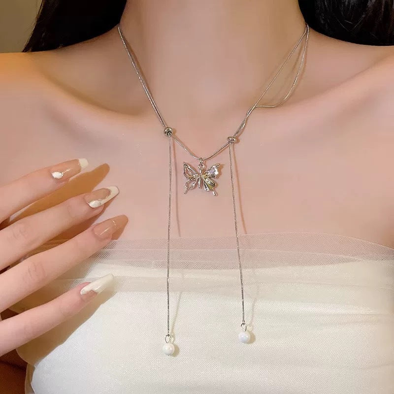 Damen Handkette mit filigranem Schmetterlingsdesign und zarten Perlenanhängern Shop Nory
