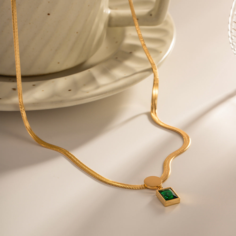 Damen Halskette mit hochwertigem goldenem Kettendesign und funkelndem Smaragd-Anhänger Shop Nory