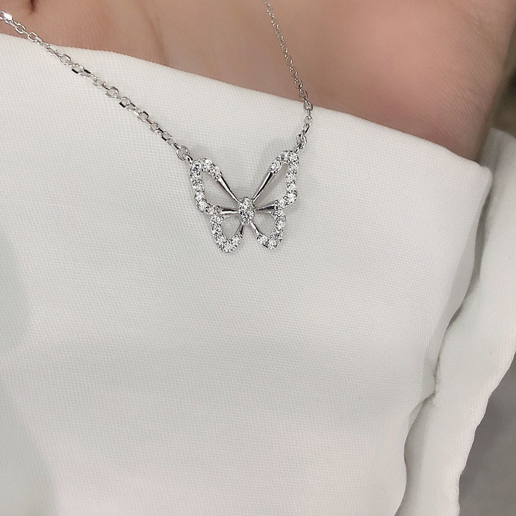 Damen Halskette mit filigranem Schmetterlingsanhänger und funkelnden Kristallen Shop Nory