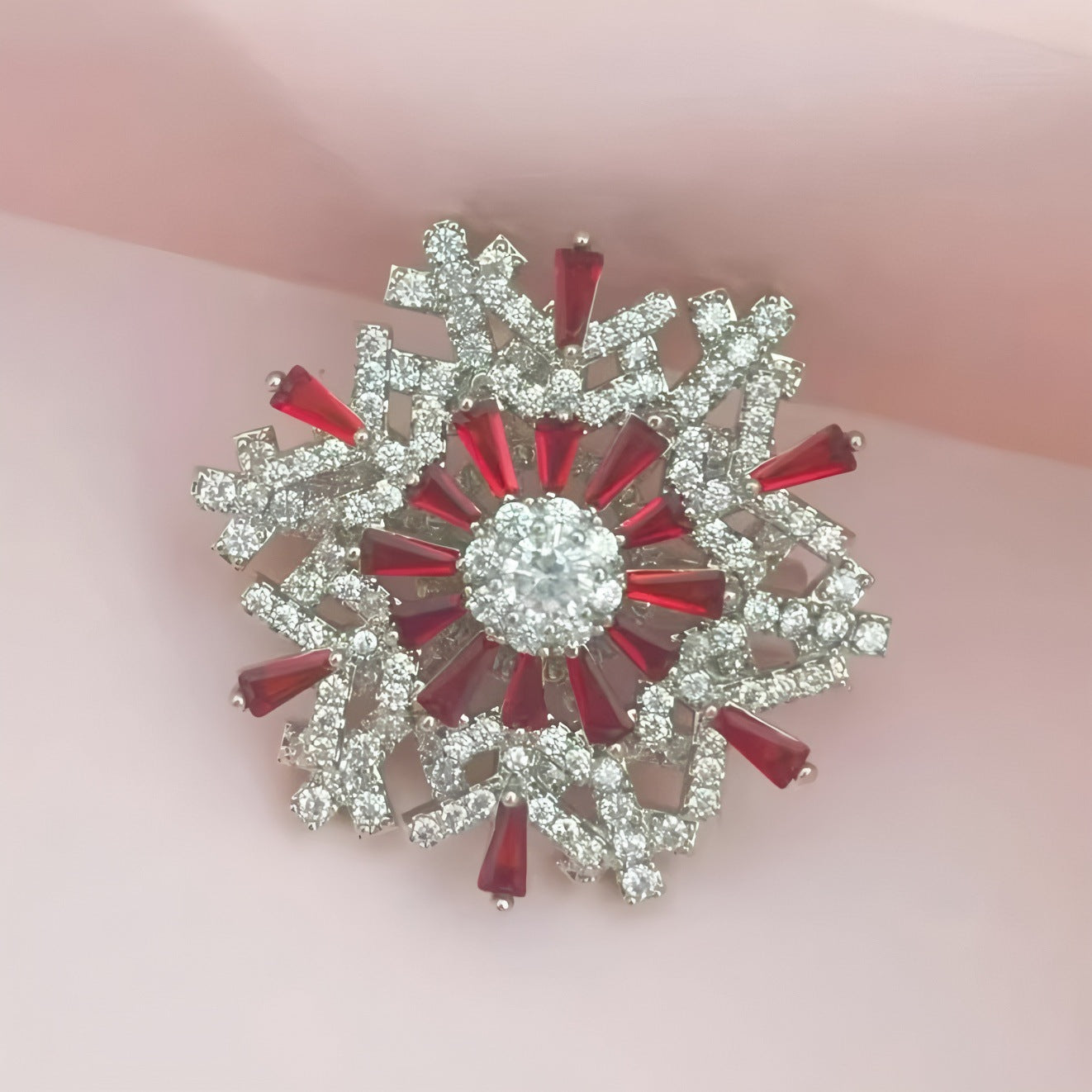 Elegante Kristallbrosche Im Schneeflocken-Design mit Tropfenförmigen Ziersteinen