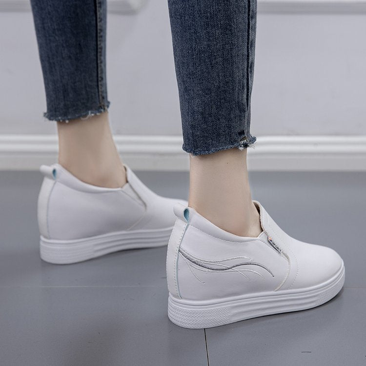 Damen Slip-On Keilsneaker mit verdecktem Keil, Lederimitat und dekorativer Stickerei Shop Nory