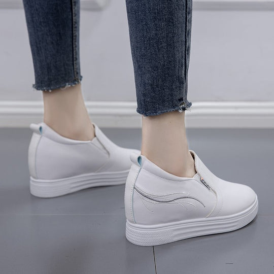 Damen Slip-On Keilsneaker mit verdecktem Keil, Lederimitat und dekorativer Stickerei Shop Nory