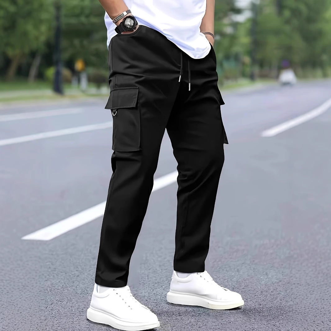 Herren Slim‑Tapered Cargo‑Jogginghose mit Tunnelzugbund, Klappentaschen und Metallringdetail Shop Nory