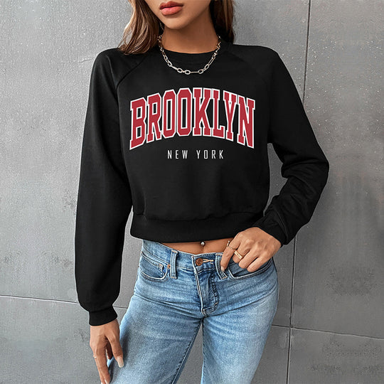 Damen Cropped College-Sweatshirt mit Rundhalsausschnitt, Raglanärmeln und Brooklyn-Print Shop Nory
