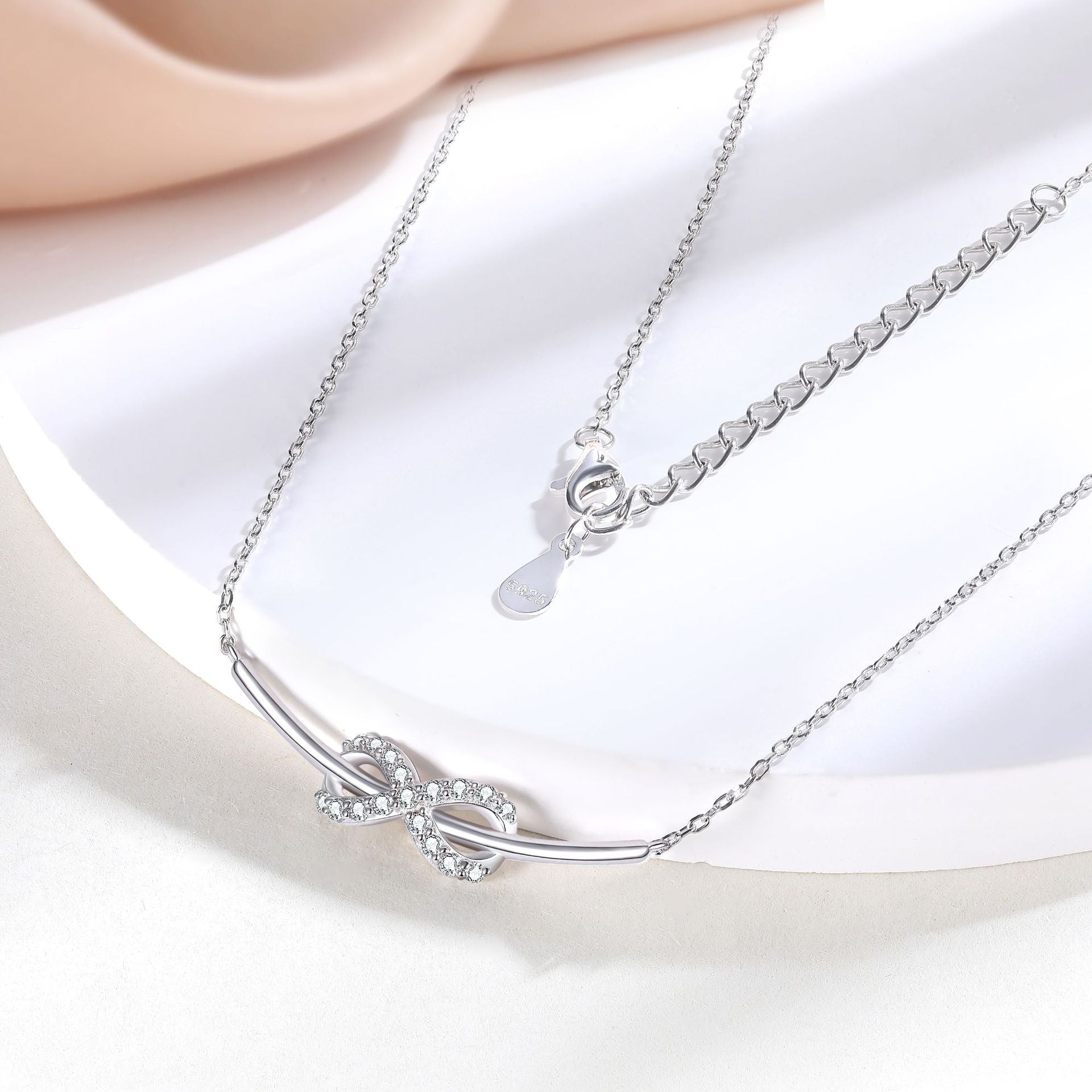 Damen Halskette mit unendlichem Symbol und funkelnden Zirkonia-Akzenten Shop Nory