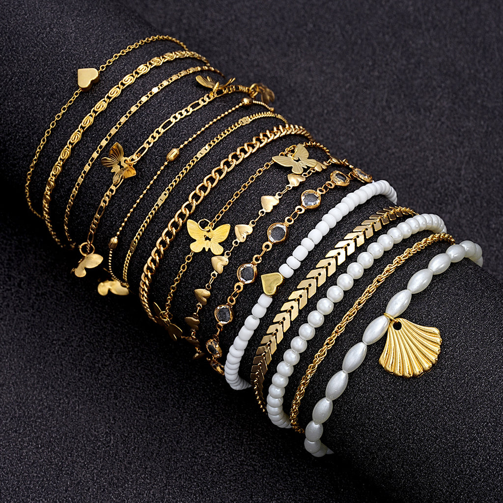 Damen Armband-Set mit filigranen goldenen Designs und charmanten Anhängern Shop Nory