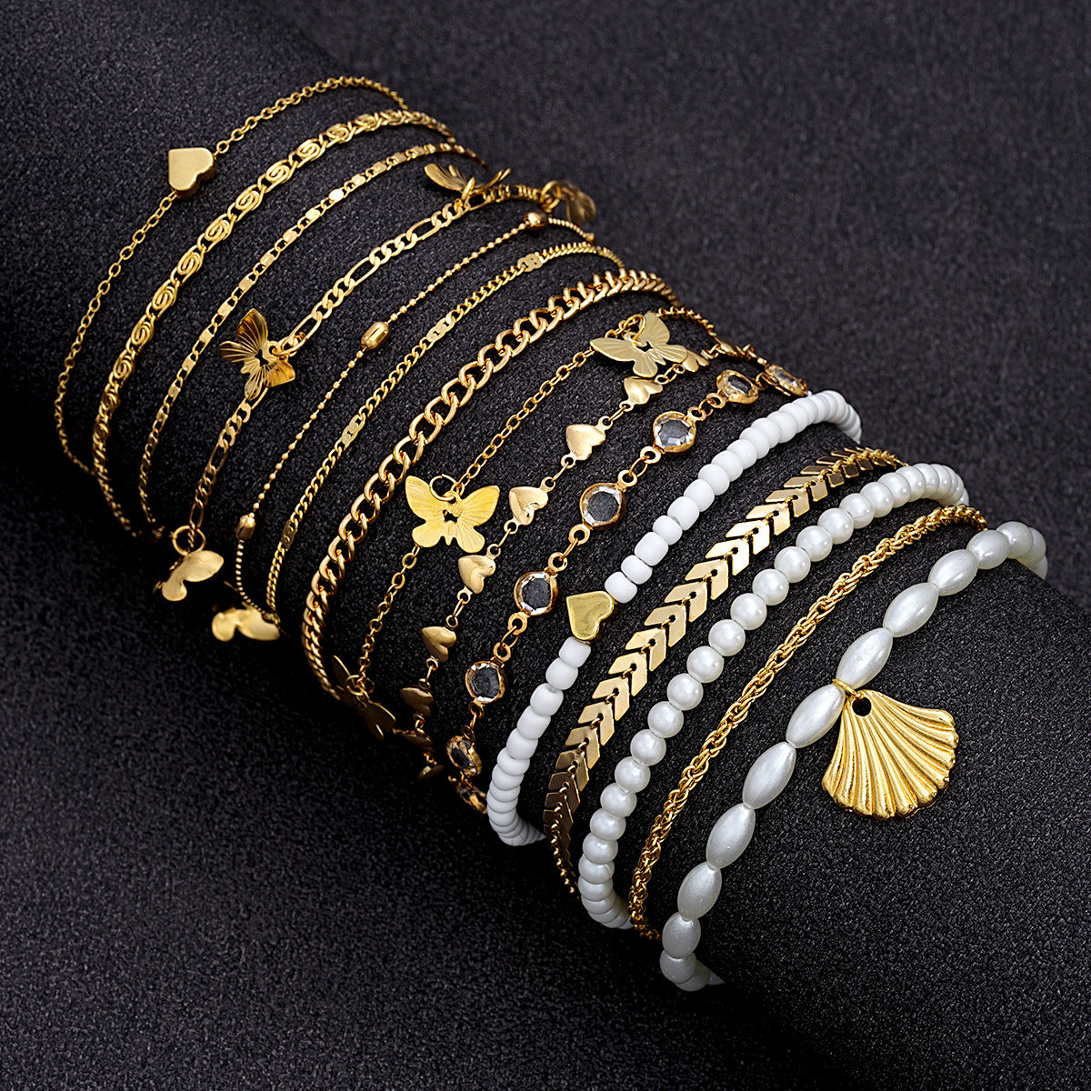 Damen Armband-Set mit filigranen goldenen Designs und charmanten Anhängern Shop Nory