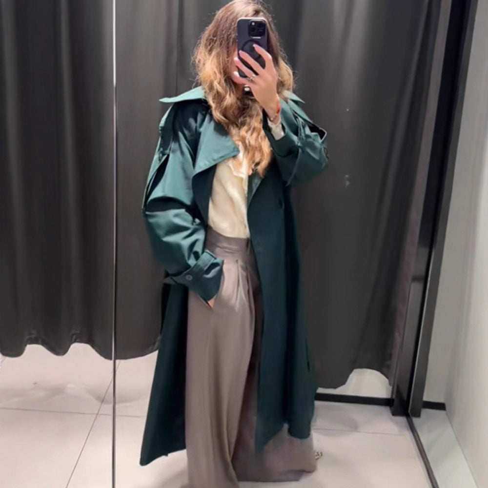 Damen Trenchcoat mit modernen Details und breitem Revers