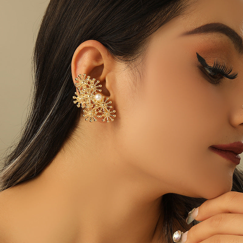 Damen Ohrclips mit kunstvollem Blumendesign und Perlenakzent Shop Nory