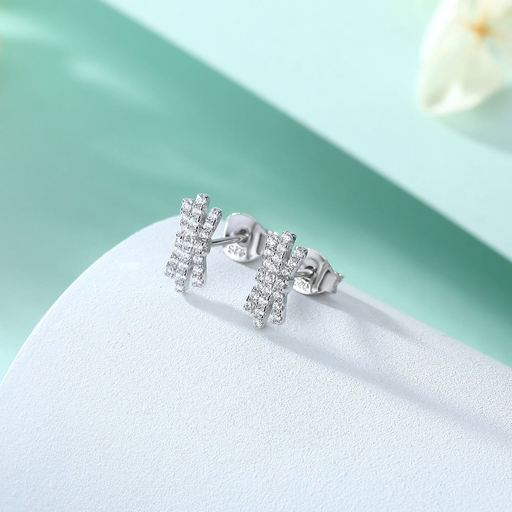 Damen Ohrstecker mit filigranem Design und funkelnden Zirkonia Shop Nory
