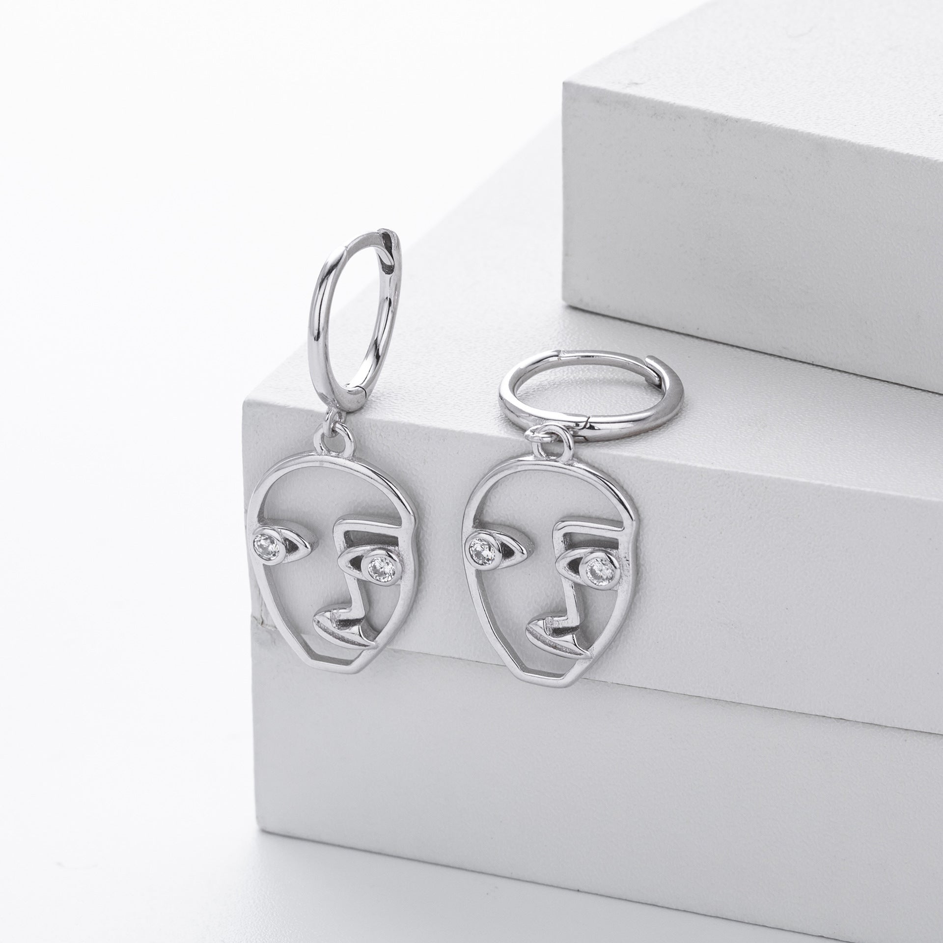 Damen Ohrringe im modernen Gesichtsdesign aus hochwertigem 925 Sterling Silber Shop Nory