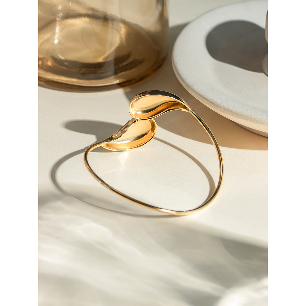 Damen Offenes Armband mit eleganten geschwungenen Designs aus hypoallergenem Edelstahl Shop Nory