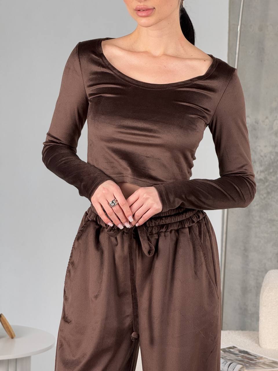 Damen samtiges bauchfreies Langarm-Crop-Top mit weitem Rundhalsausschnitt Shop Nory
