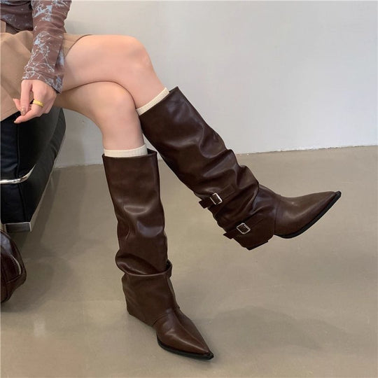 Damen Slouch-Kniehohe Stiefel mit spitzer Zehenform, dekorativen Schnallen und sculpted Blockabsatz Shop Nory